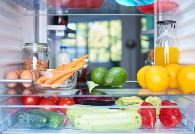 Des aliments bien rangés dans un frigo